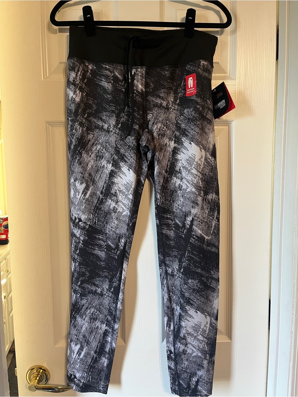 Danskin Now Black & White Brushstroke Leggings